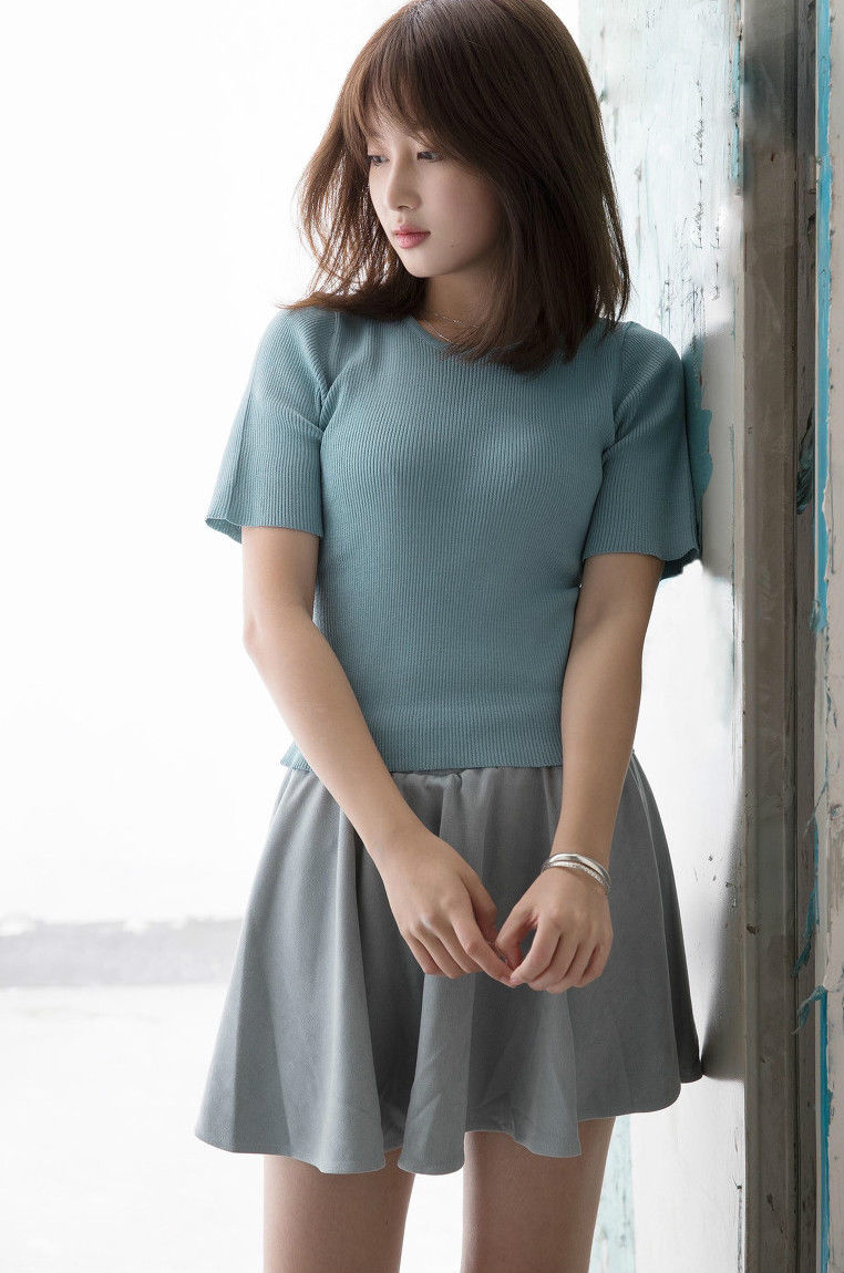 阳光洒满柔软的长发 微风吹过摇曳的裙摆!