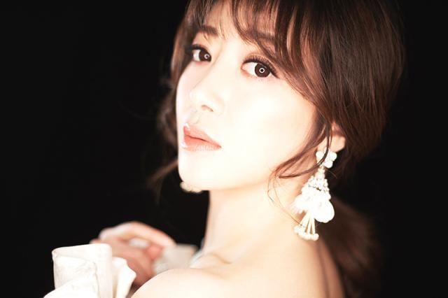 安以轩锁骨和脖颈线条被白裙勾勒得很迷人，佘诗曼更是大气时髦