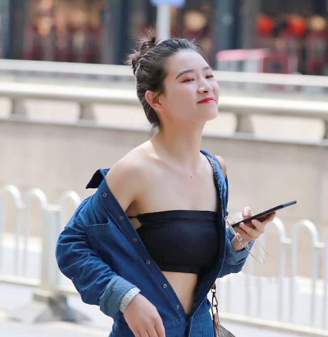 别样气质姐姐一身休闲洒脱牛仔服，小小抹胸吸睛众人，随性街拍洒