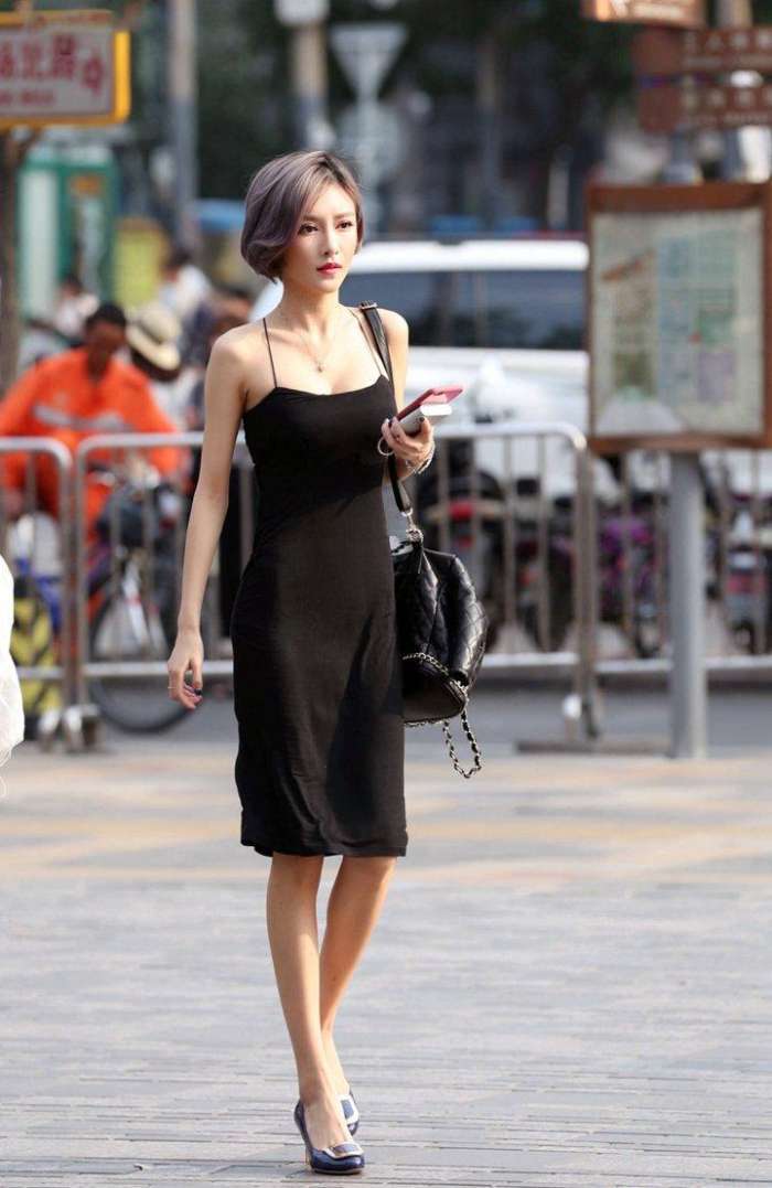 穿吊带裙的气质美女，窈窕身材很好看