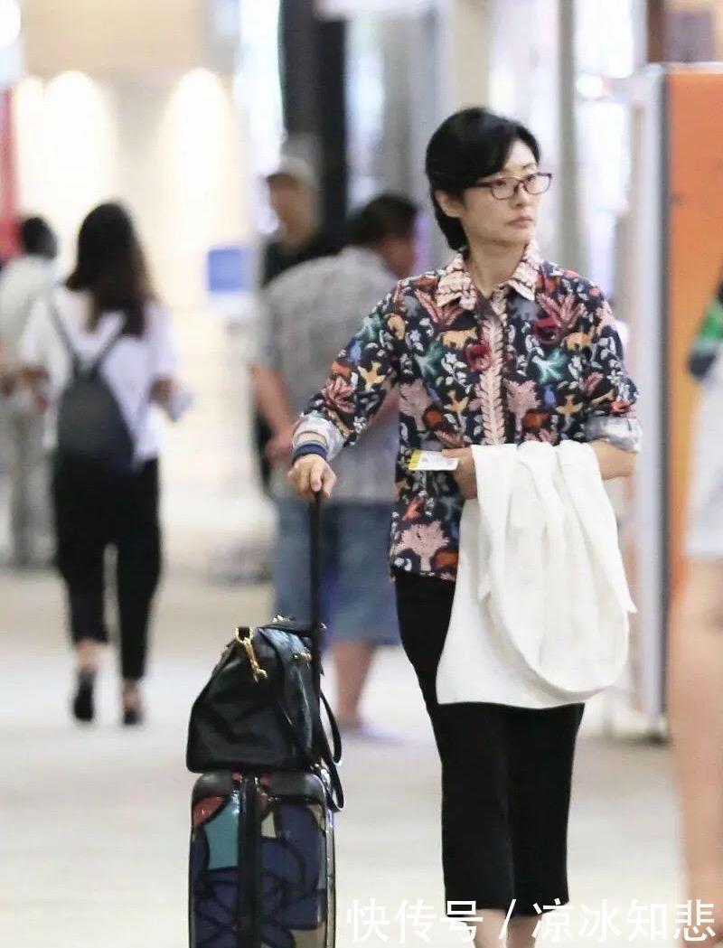 【出了她】著名主持人周涛走机场,印花衬衫配八分裤,素颜出行依然优雅大气