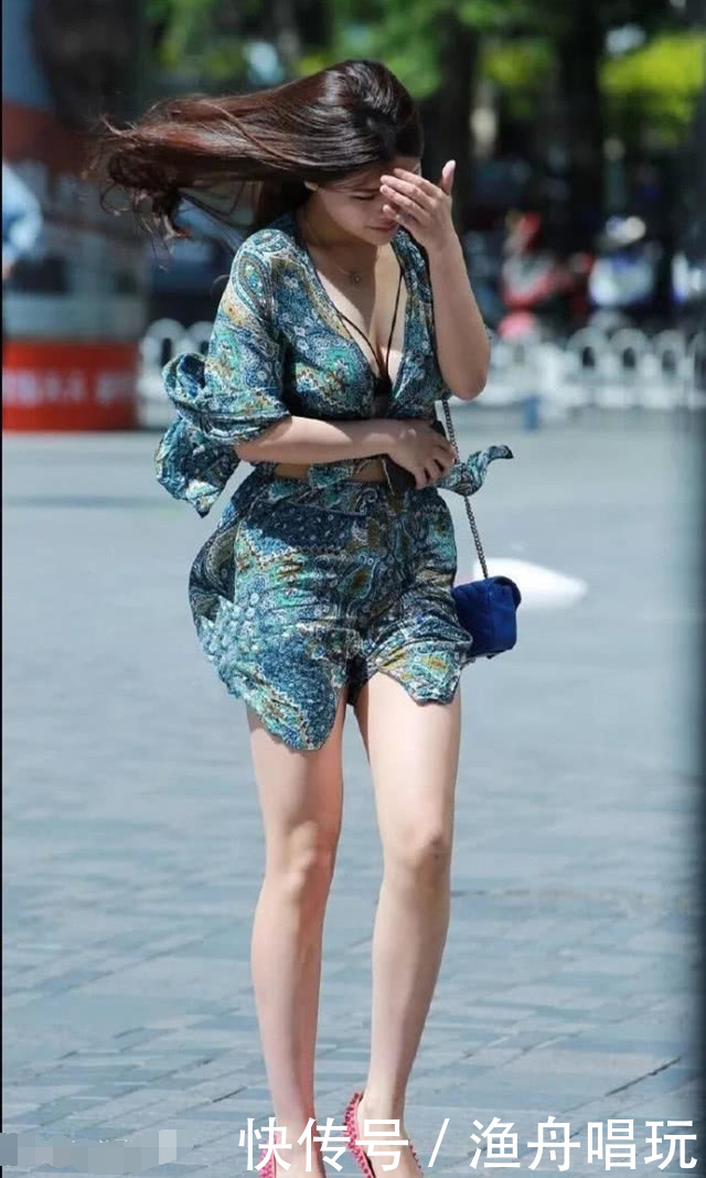 小姐姐深V上衣展露白皙的曲线，千娇百媚的姿态美到没朋友