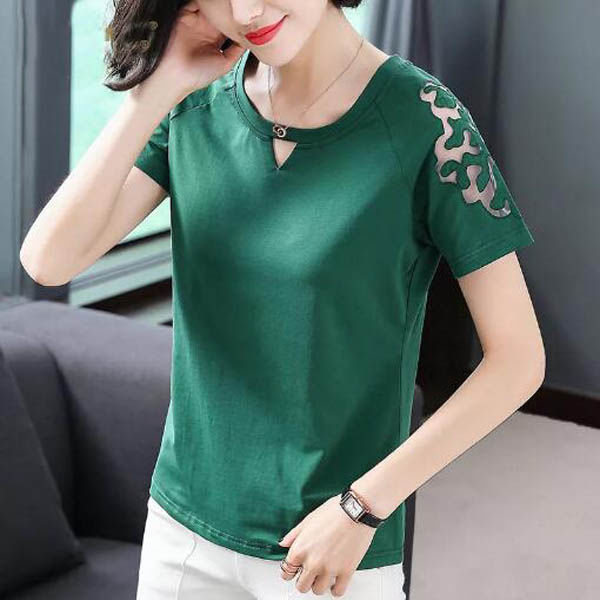 女人出街迷倒一堆人，只因穿这紧身T恤，配短裙凸显迷人小蛮腰