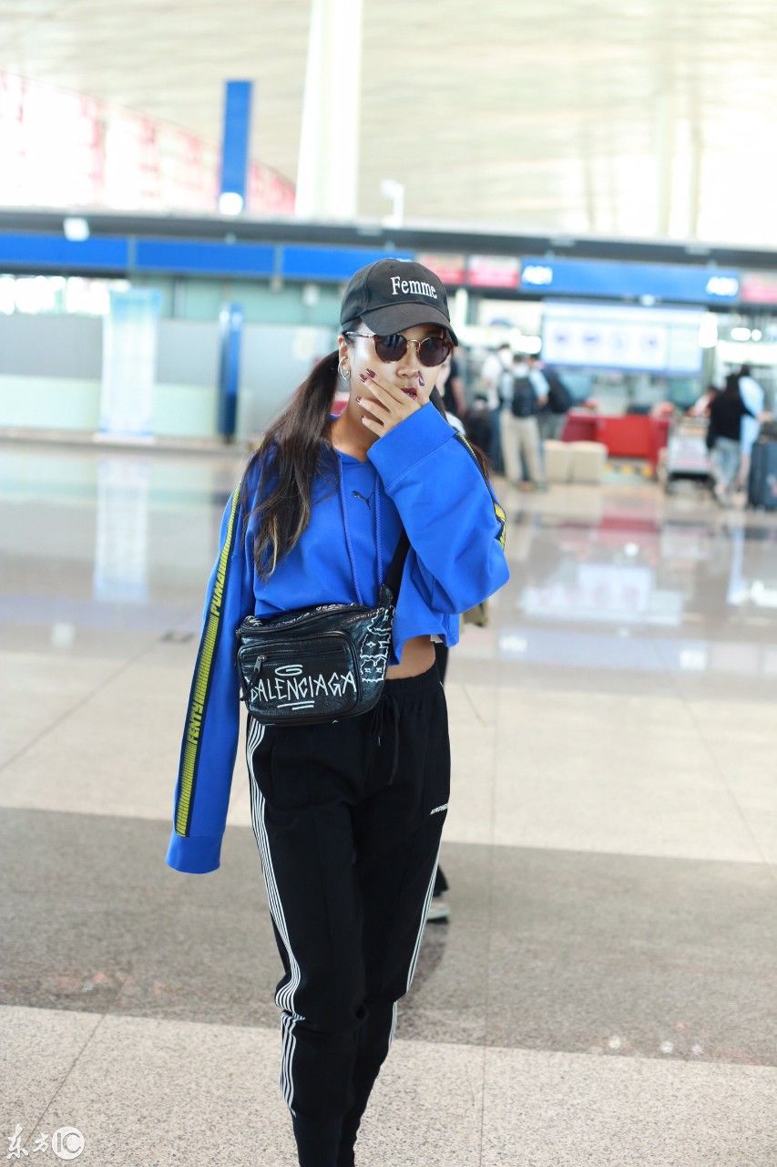 吉克隽逸，扎着双马尾 穿着细细的高跟鞋 现身北京机场