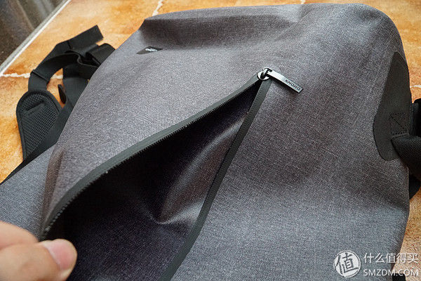 英伦气质的休闲与商务并存--KNOMO CROMWELL克伦威尔卷盖双肩包