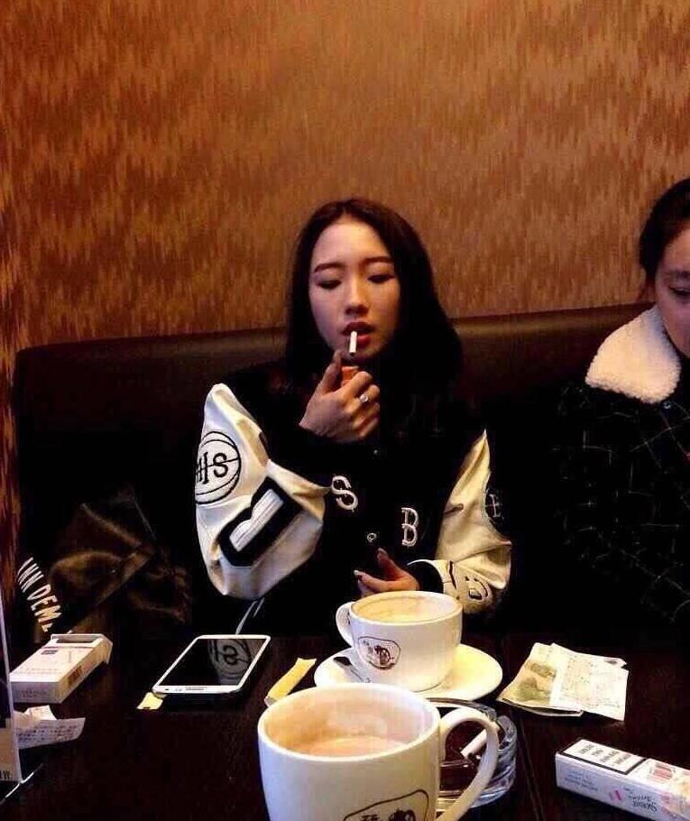 孟美岐16岁抽烟照流出？粉丝晒对比照实力破谣言