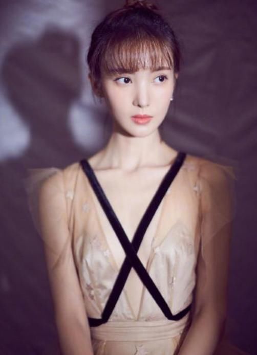 金晨真敢穿!深v直接开叉到腰部,网友:你干脆别穿得了!