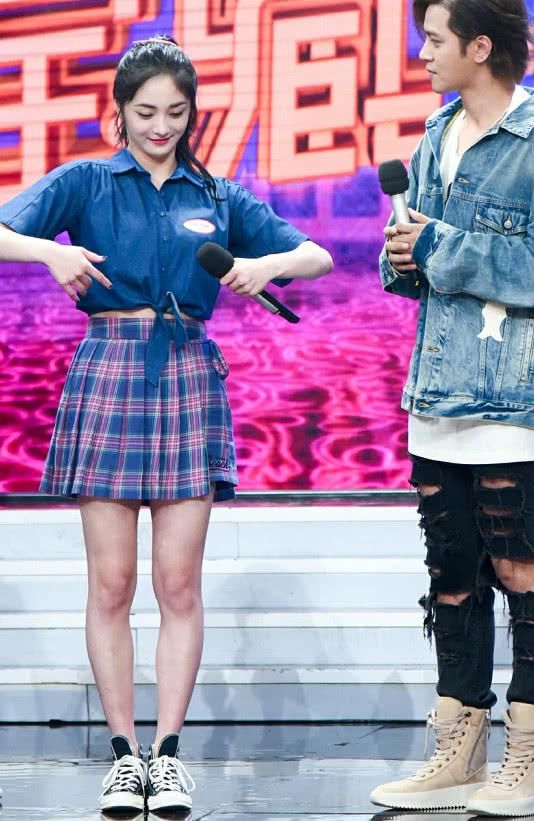 周洁琼的未修图曝光！裙子莫名其妙丢失了一块，没P的腿就这样？