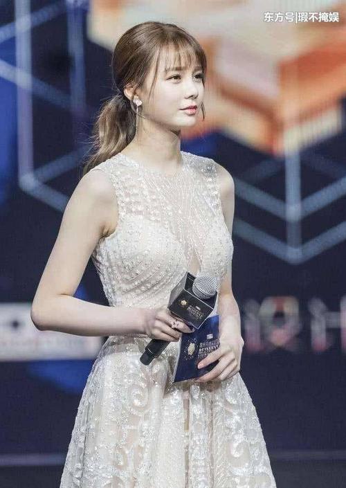 沈梦辰新风格穿衣越来越大胆,背部一览无遗,网友:海涛幸福了!