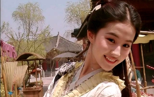  [神仙姐姐]刘亦菲18岁时，在油菜花地里的照片很仙，身后自行车很有年代感！