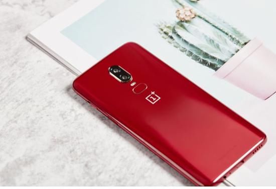 跟明星学“红色秘诀”，搭配这款“琥珀红”单品，2018时髦爆表！