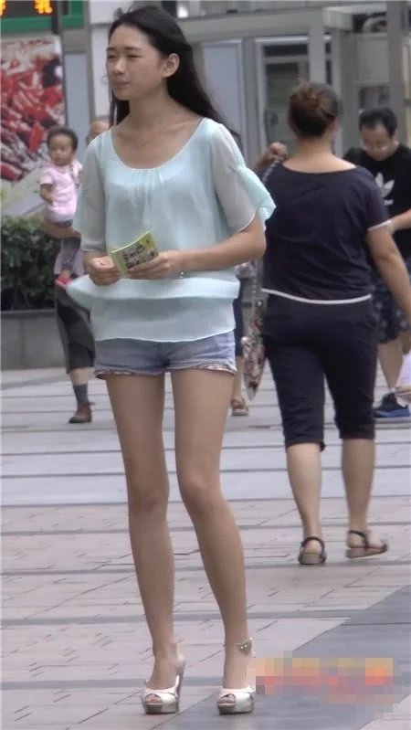 清纯长腿小美女，牛仔热裤配雪纺纱短袖显超好身材，让众人心生怜