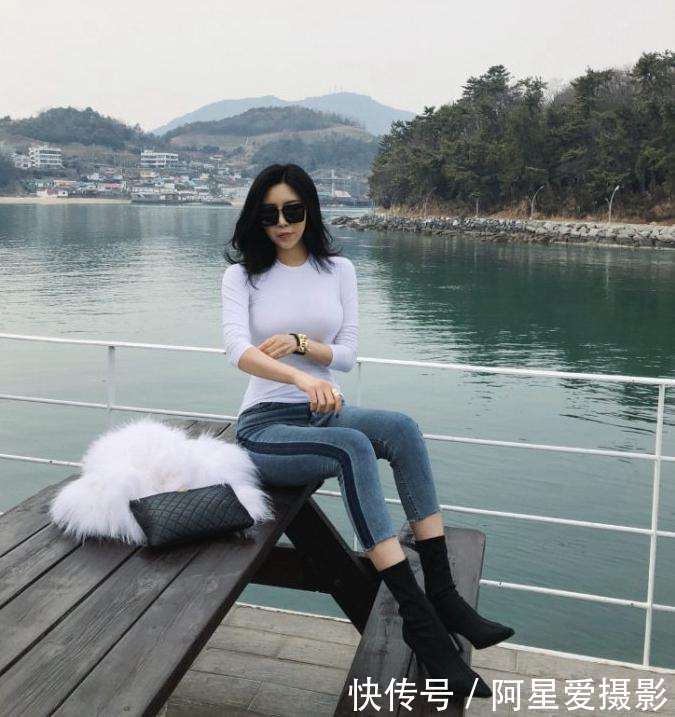 街拍：风景虽好人更美, 美女穿搭休闲, 窈窕身材更引人注目欣赏