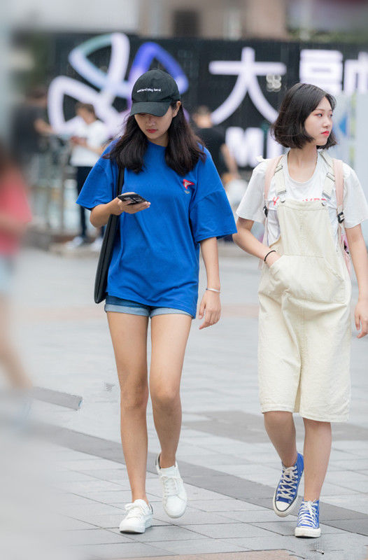 重庆街拍:复古款衣服搭配搭配出新时尚，长款连衣裙搭配缠绕凉鞋