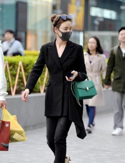 「气质」街拍:明眸皓齿的美女,一件白色斜肩上衣配黑色短裤,唯美气质