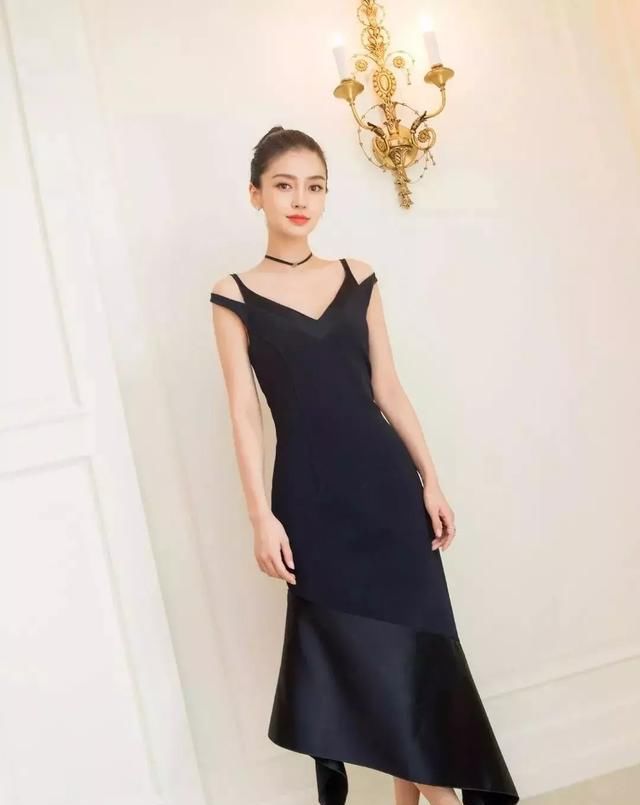  『春季』矮个子女人春季穿连衣裙,这些地方要避开,不显高还显粗壮