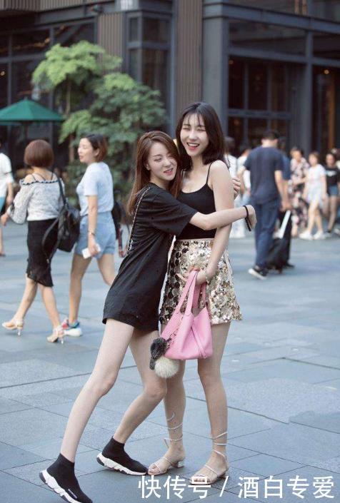 『 看起来』搭配黑色短裤，看起来十分有气质，街拍：图3美女穿亮片吊带背心