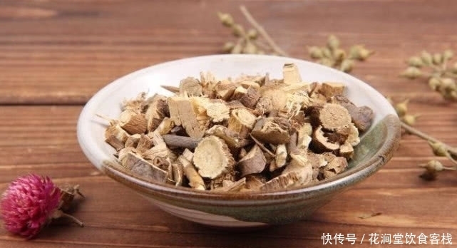 生长在野外的“苦参”以前农民当杂草锄掉，如今一斤120元