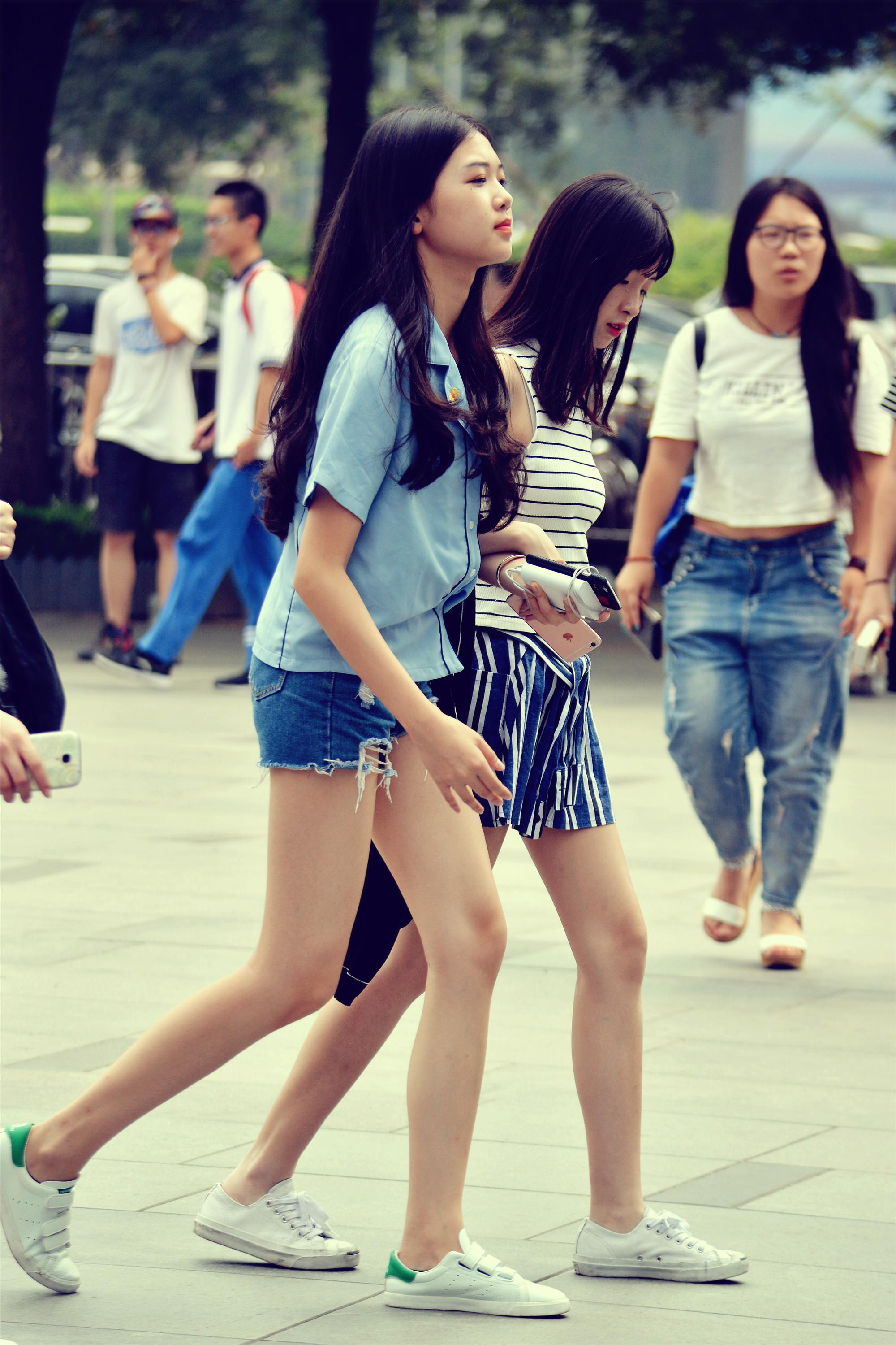 路人街拍：小姐姐不仅人长得甜美，腿还特别的长