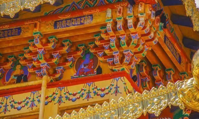 云南最大藏传佛教寺庙，被誉为“小布达拉宫”，犹如一座庄严古堡