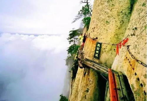 古人技术条件差，为何能在悬崖绝壁上修出华山栈道？是谁修的