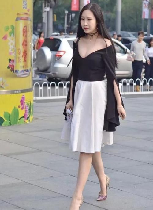  「小姐姐」潮范儿女神来了，街拍：气质温婉的美女，一件黑色外套配紧身牛仔裤，美丽大方迷人