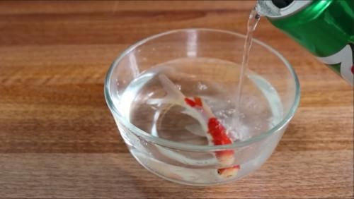  鱼缸：老外奇葩测试：把碳酸饮料倒入鱼缸，只想让鱼儿品尝一下味道！
