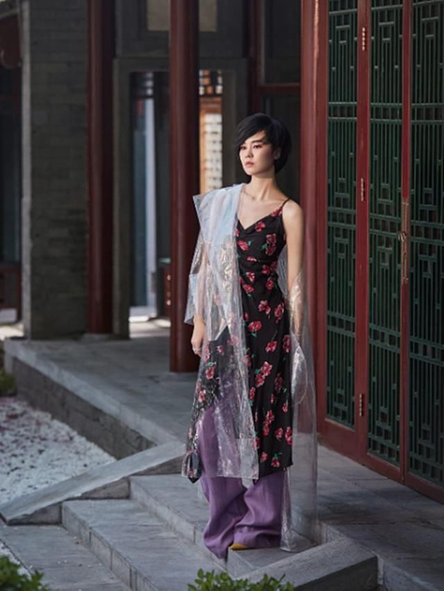 郁可唯穿双吊带却全挂一边，为秀身材又披塑料膜，喜好一眼看穿！