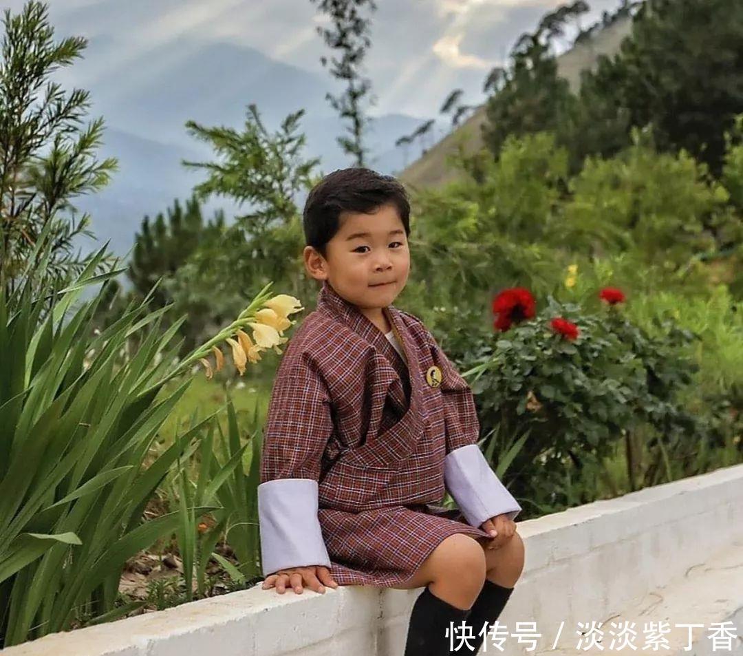 国家■4岁不丹小王子过生日穿龙袍,和爸爸爷爷合影镇定自若,气场有点!