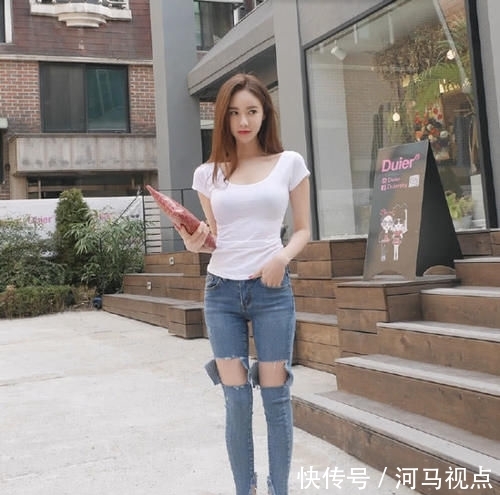 『 动人』也能穿出复杂的既视感,看小姐姐靓丽动人,简单的牛仔+T恤