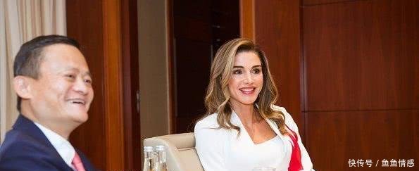 约旦王后到访杭州，两套衣服尽显高贵优雅，与马云一起看锦鲤