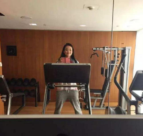 当90斤的舒淇和120斤的钟丽缇同穿高开叉裙，网友：看完瞬间不想