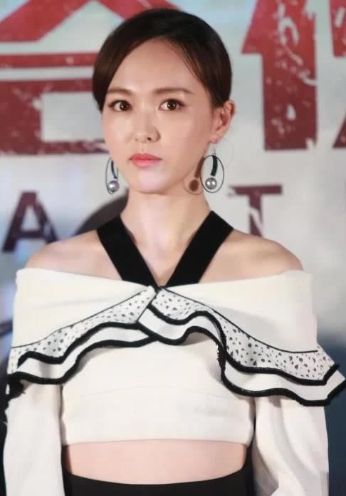 唐嫣也难挡“作妖”潮流，上身只用宽布遮重点，裤子快提到胸口!