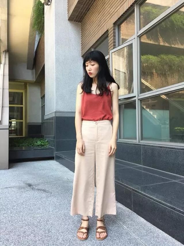 别小看这一件简单的细肩背心，靠它就有各种不一样的百变造型