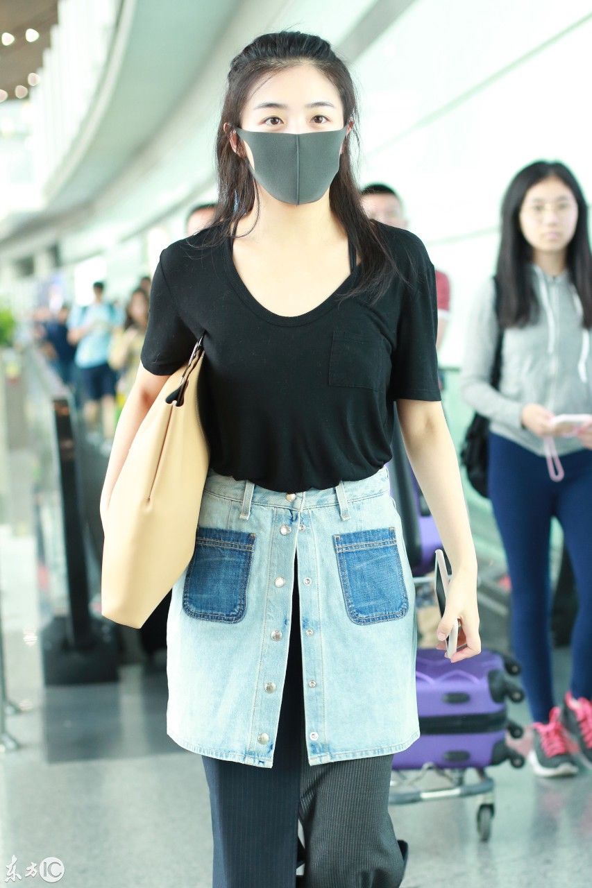 张含韵口罩遮面穿黑色T恤现身机场，下半身的时尚打扮让人看不懂