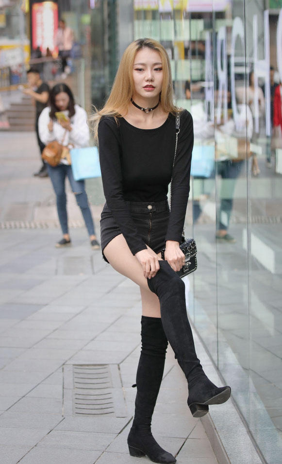 时尚小姐姐贴身漏背上衣搭配小热裤显曼妙身材，裤子的长拉链很有