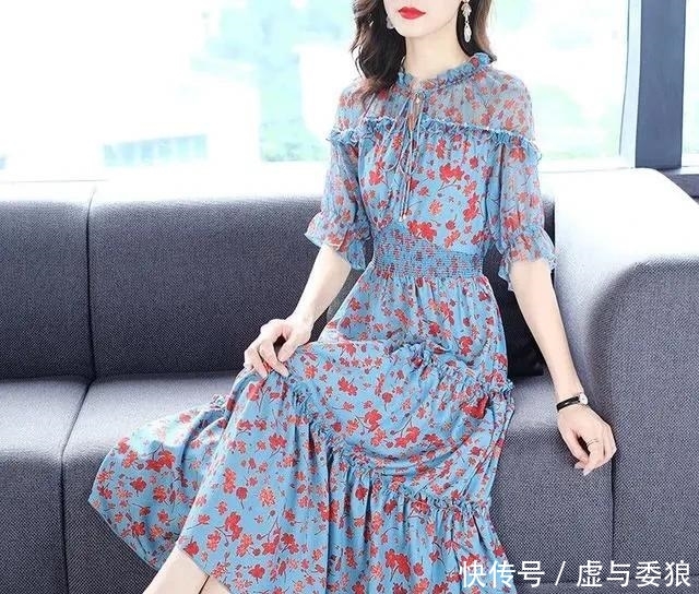  『时髦』有一种美叫“碎花连衣裙”，件件好看修身，时髦文艺又显瘦