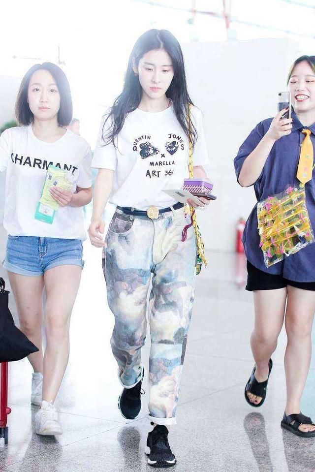 张碧晨不仅是实力歌者，还是艺术爱好者，网友：看她裤子就知道了