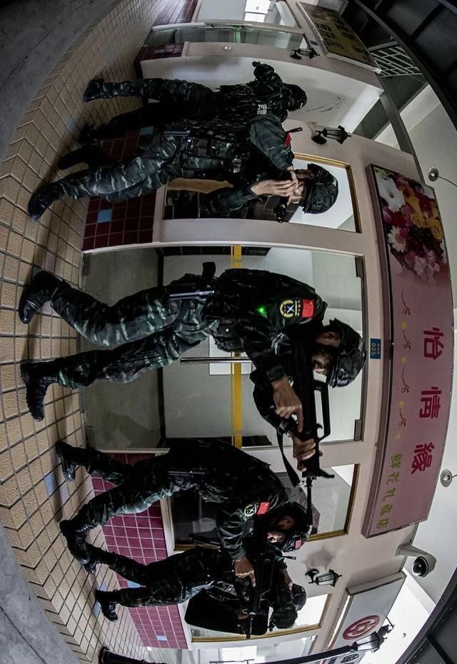  「武警」实兵演练来袭！看武警特战队员一招制敌