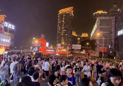 重庆这个地方太火了,直接封桥让游客拍照打卡,网友:暖心