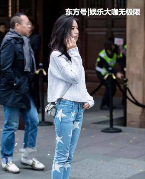  美女■街拍：皮肤白皙的美女，一件白色短袖配灰色短裙，时尚魅力十足