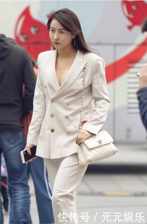 街拍：太古里小姐姐白色西装洋气又时髦，不贴身也是一种别致美