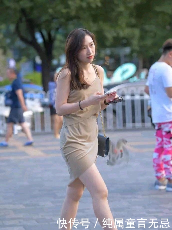  #看起来有些#街拍：时尚靓丽的小姐姐，吊带衣加热裤，展现靓丽身姿
