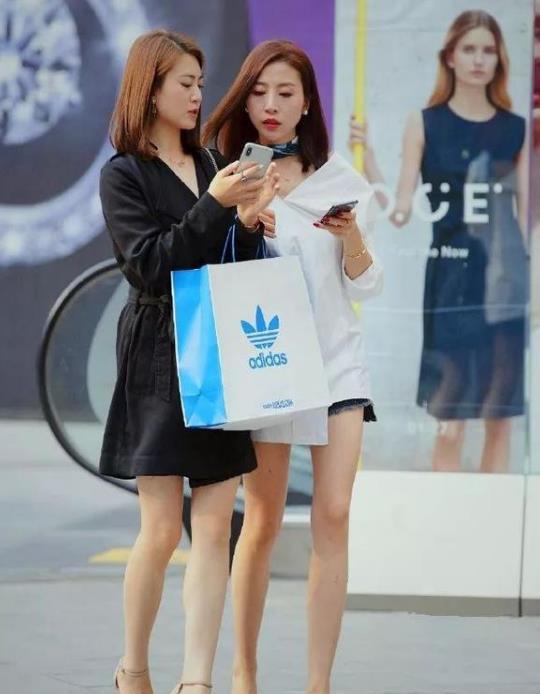  短袖：街拍：香草美人的美女，一件黄绿色的短袖配黑色短裤，青春靓丽范