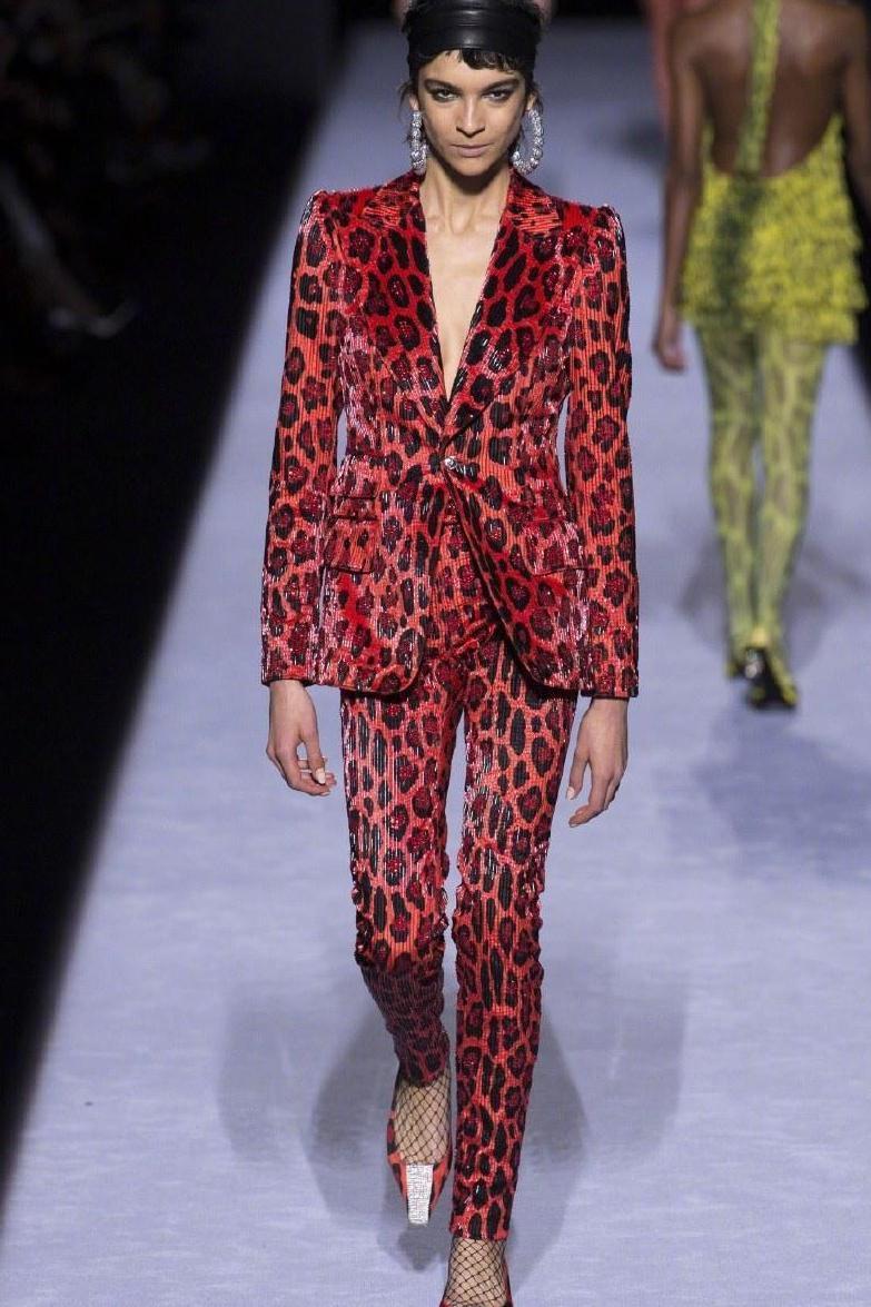 19岁孟美岐第一次去时装周, 就撞衫46岁郑秀文, 还输在了马甲线?