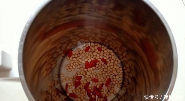 褐色■它是“天然美白水”,坚持喝一月,早晚一杯,皮肤好到人人夸!