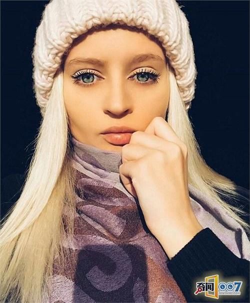 眼睛会变色的女孩，称自己天生像芭比
