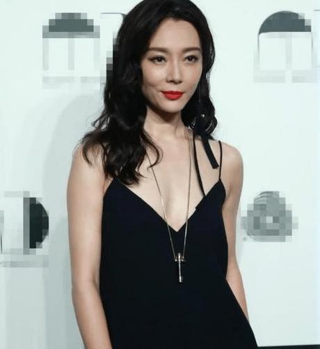 41岁的陈数一颦一笑间熠熠生辉，气质女神当属她了