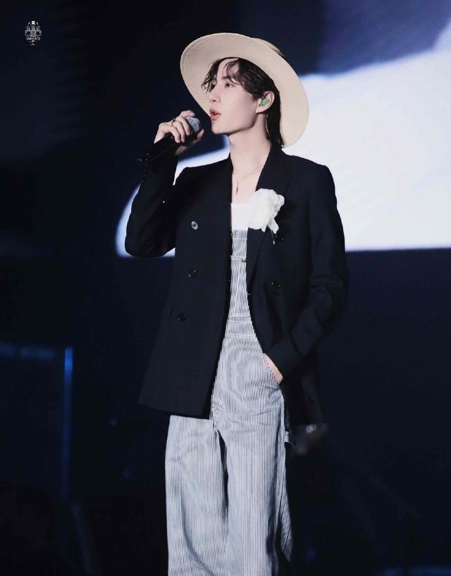 王一博跨年演唱会造型