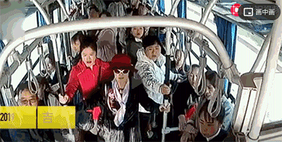  公交车@乘客怂恿公交司机怼出租车，司机真撞了，摔倒一车人！